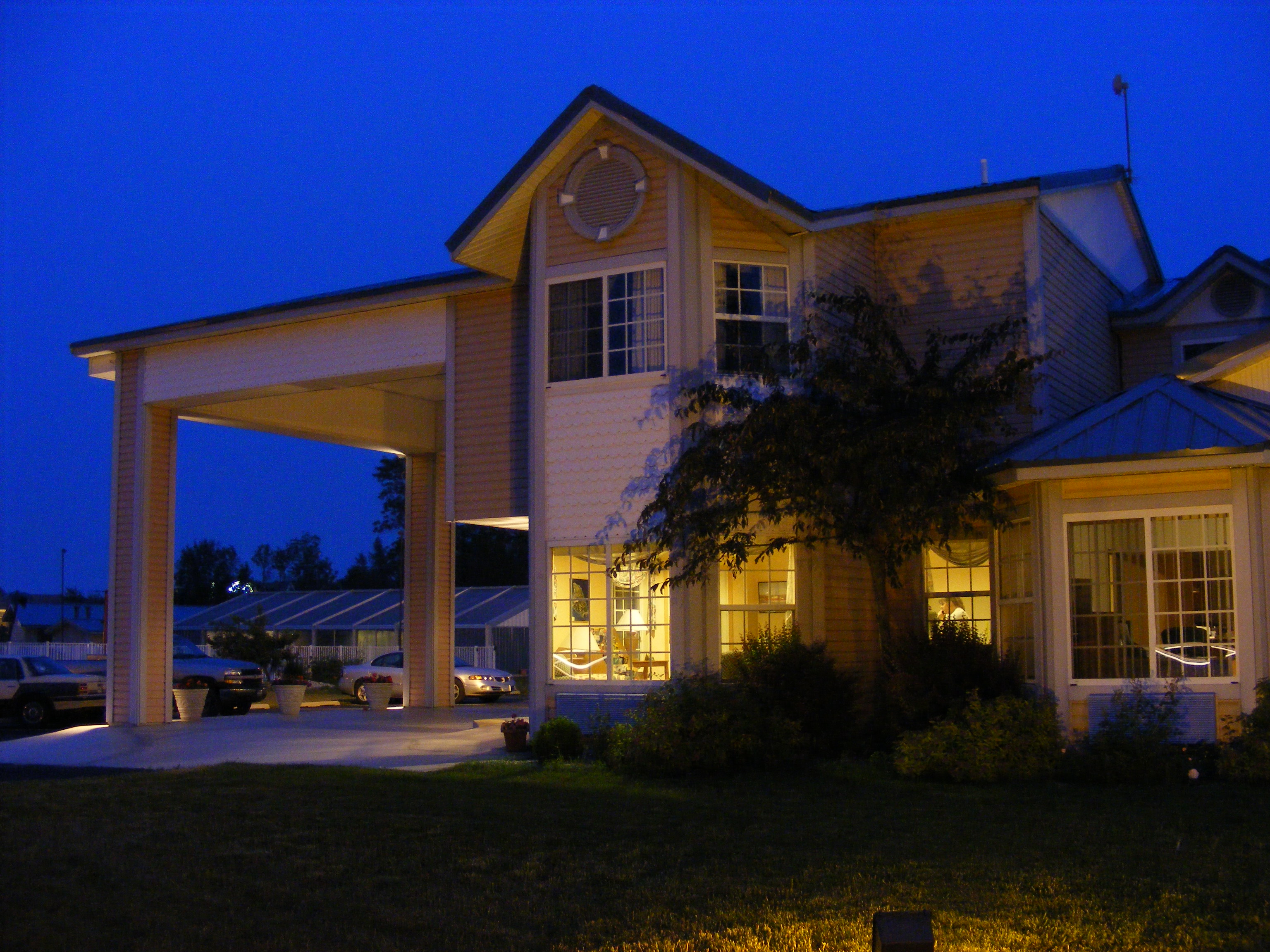 Great Lakes Inn Front at Night